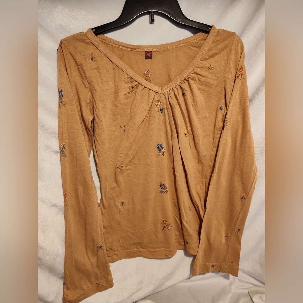 VINTAGE Y2K Hand Embroidered Language Los Angeles V-Neck Shirt With Fairy Sleeve